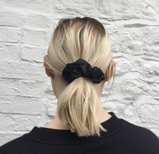 Cột tóc scrunchies satin bóng hot trend
