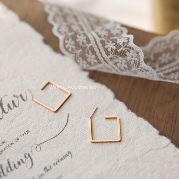 Hoa tai nữ titan vuông vàng hồng