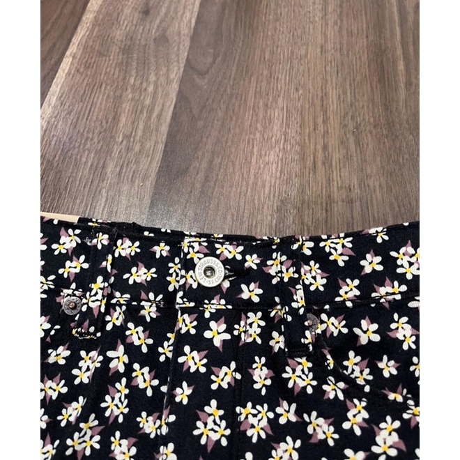 Quần short hoa nhí Le.vis