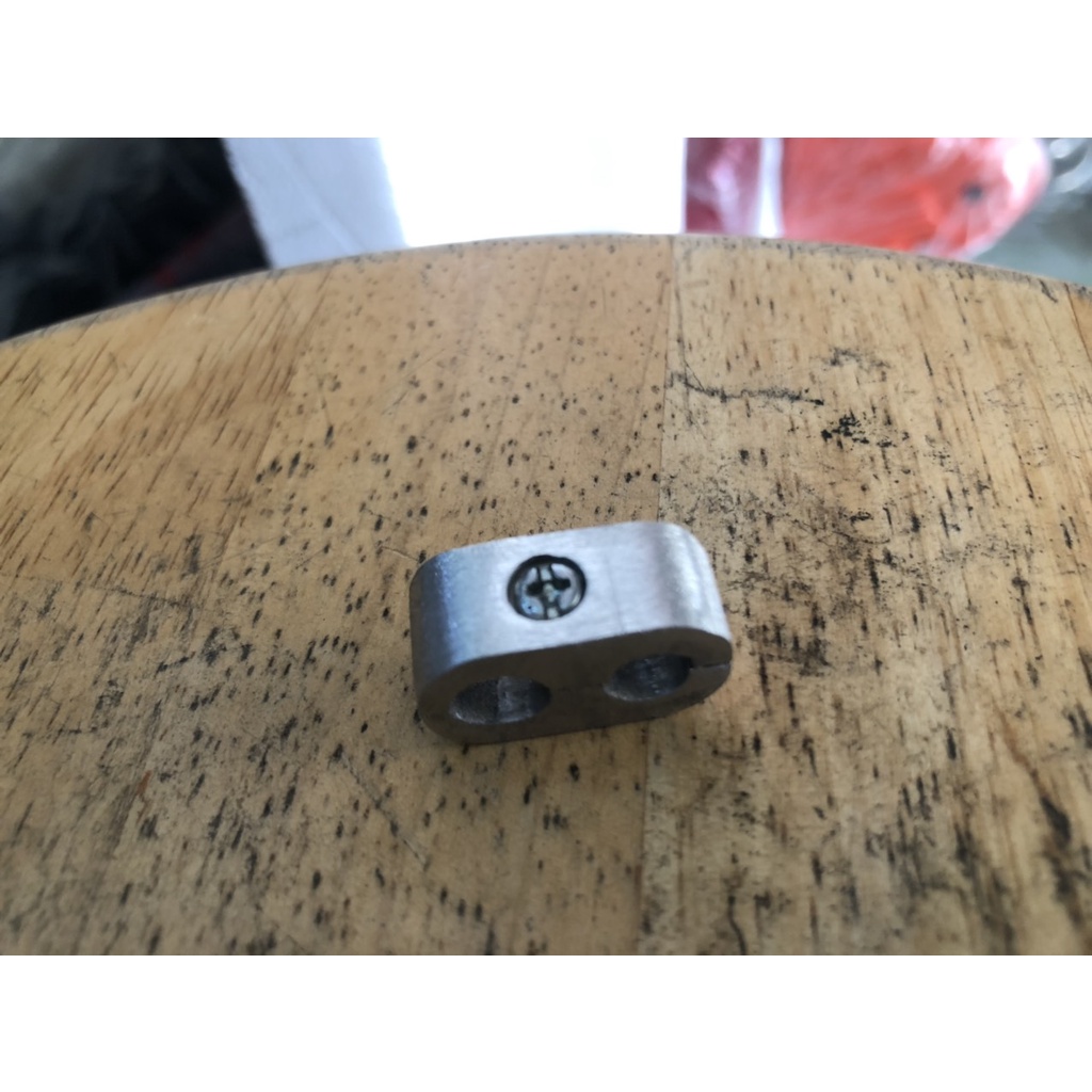 Kẹp 2 lổ hàng gia công dùng để giữ dây thắng + dây Km cho xe honda 67-Cd-Cl-Honda dame-cub...
