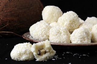 Cơm dừa sấy khô đóng gói 100g
