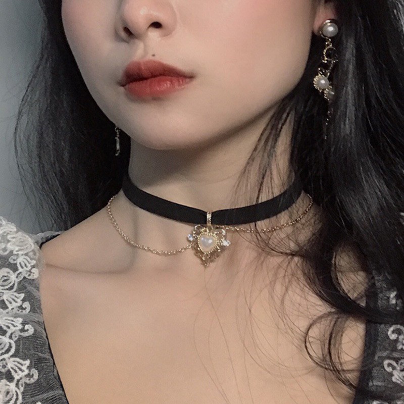 Vòng Cổ Choker Vải Nhung Mặt Trái Tim Vàng Phong Cách Cổ Điển Dành Cho Nữ