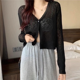 Khoác len giấy mỏng dáng lửng cài cúc.