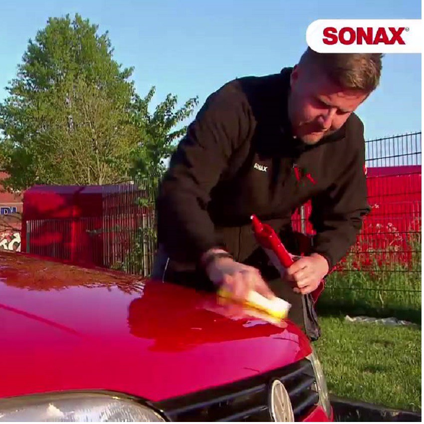 Kem Đánh Bóng Sơn Xe Mờ Xước SONAX Car Polish 300100 .Làm bóng loáng sơn bị mờ, làm sạch, bóng và bảo vệ bề mặt sơn.