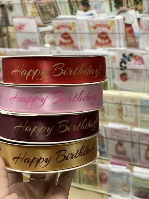 1 cuộn lụa đẹp bản 2.5 cm có chữ Happy Birthday dùng để bọc quà trang trí bánh các loại