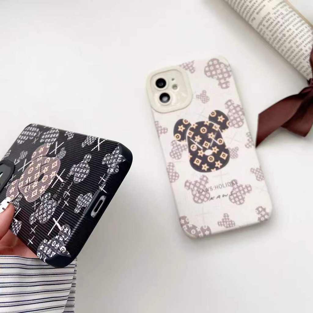 Ốp điện thoại da in hình gấu Kaws sang trọng cho iphone 13 12 11 Pro Max X XS XR Xs MAX 7 8 plus