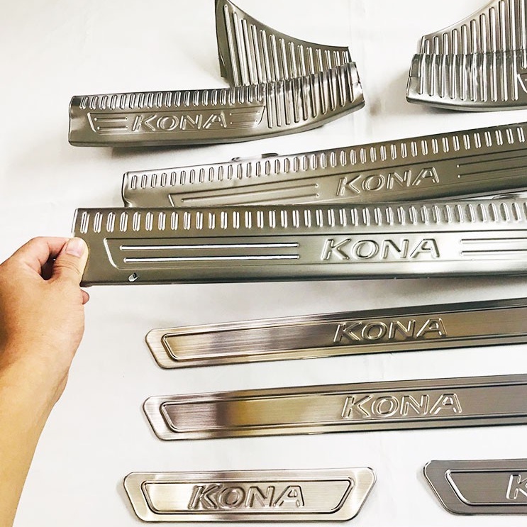 Ốp bậc cửa xe HYUNDAI KONA | LUXCAR chất liệu INOX-TITAN cao cấp