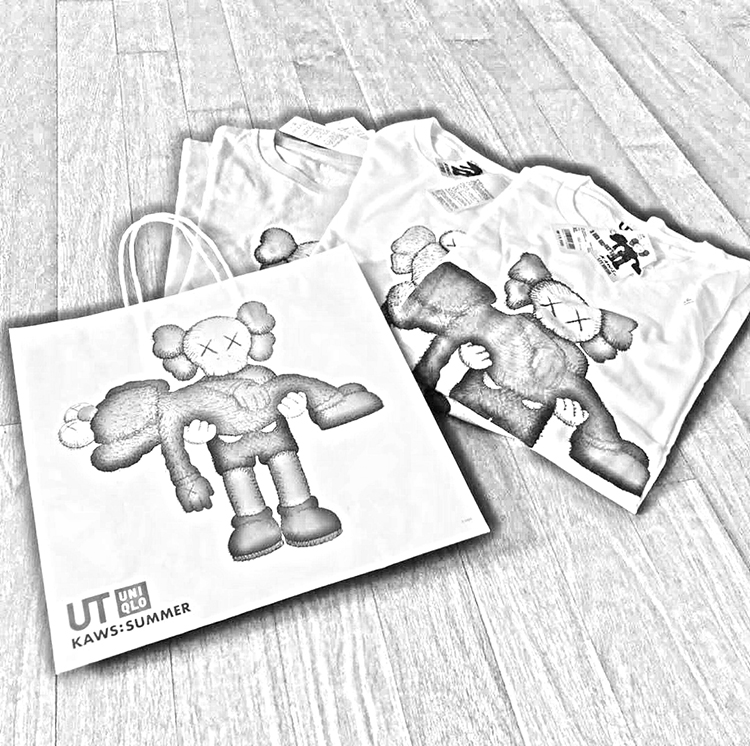Túi giấy UNIQLO đựng quà in hình Kaws xinh xắn