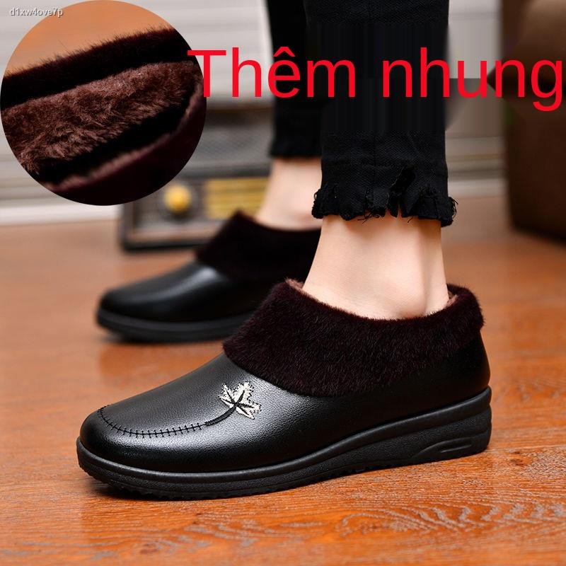 Mùa thu và đông của mẹ giày bông phụ nữ trung niên cao tuổi đế bằng cộng với nhung để giữ ấm người già bà mềm chống t | BigBuy360 - bigbuy360.vn