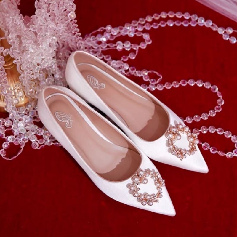 Giày búp bê mũi nhọn đính đá và ngọc trai sang trọng thích hợp cho cô dâu