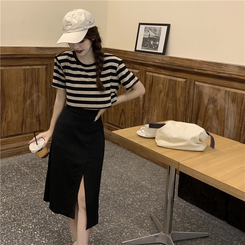 Set Áo Thun Ngắn Tay Kẻ Sọc Trắng Đen Và Chân Váy Lưng Cao Xẻ Tà Thời Trang Mùa Hè Dành Cho Nữ