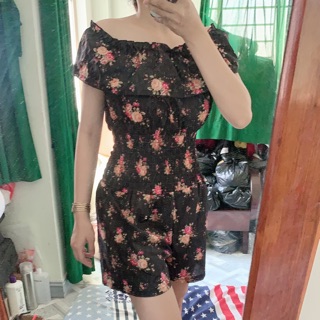 Jum hoa trễ vai nhúng eo