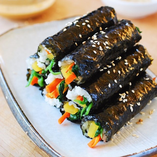 Mành tre cuộn cơm, kimbap, shushi Hàn Quốc