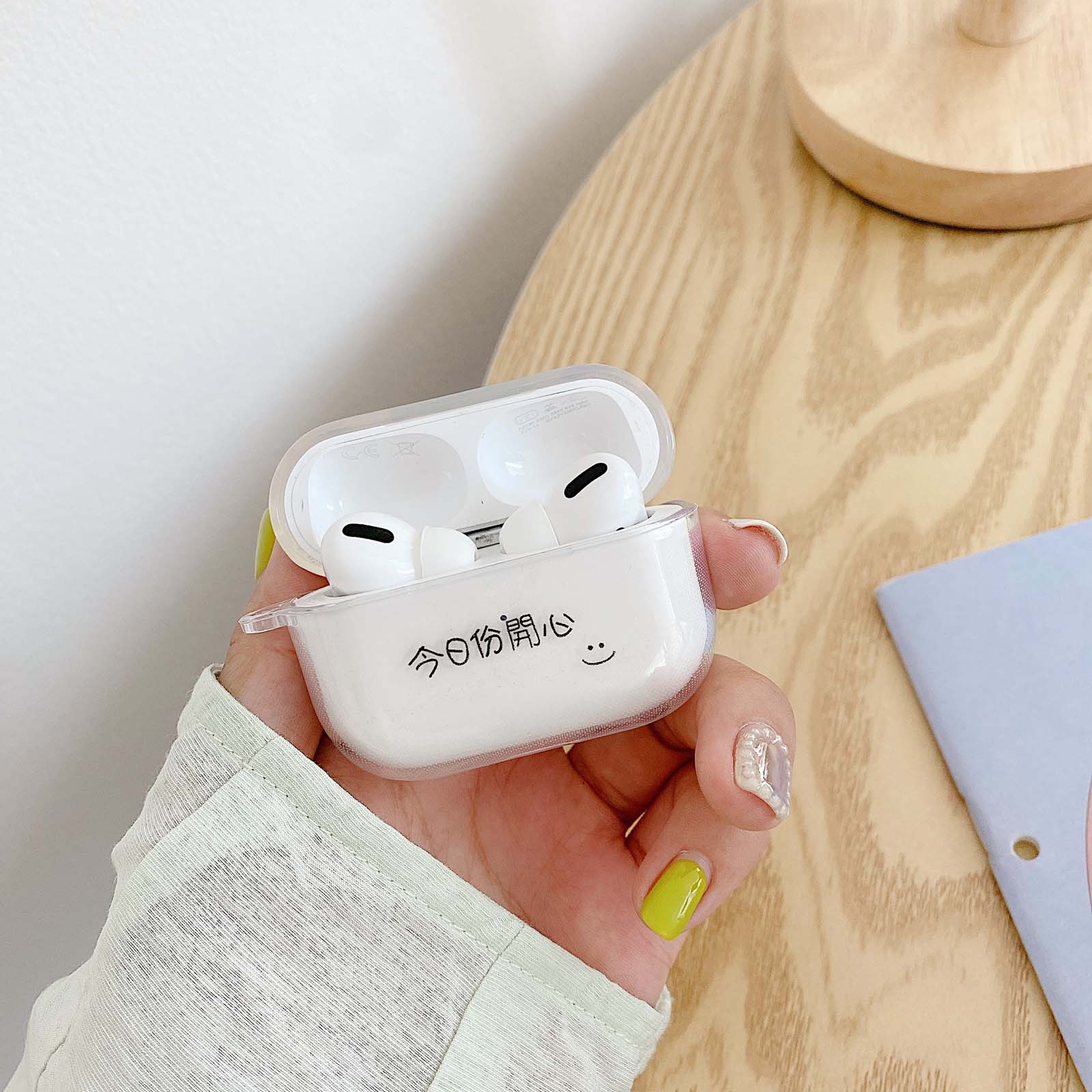 Hộp đựng tai nghe bluetooth bằng nhựa trong suốt họa tiết ký tự cho Apple Airpods 2 | BigBuy360 - bigbuy360.vn