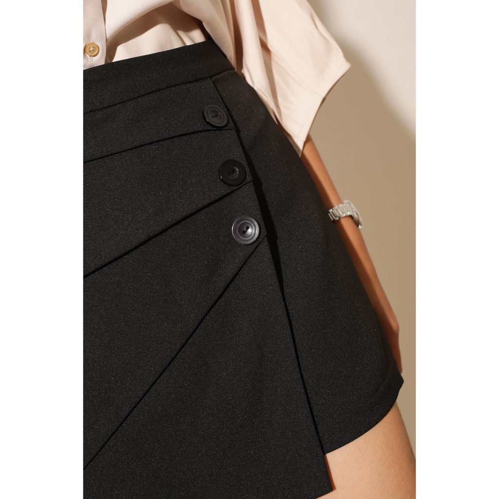 Quần giả váy nữ đắp tà đính nút thời trang GAGO pleated three button minni skirt màu đen GO3150 | BigBuy360 - bigbuy360.vn