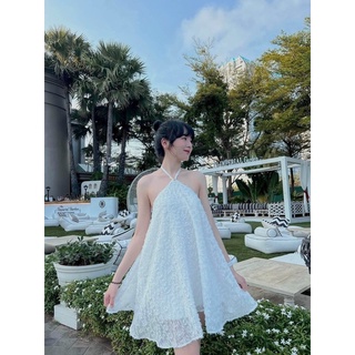 Váy trắng cổ yếm dáng xoè