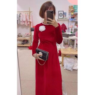 Áo dài nhung đỏ quần trắng cho mẹ