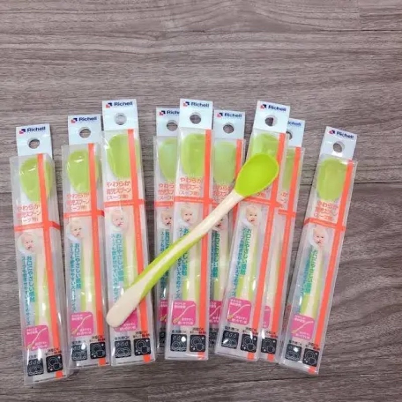 Thìa mềm Richell (Xanh Lá)