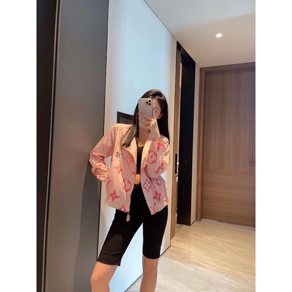 Áo khoác gió nữ thiết kế khoá lệch hoạ tiết chữ thương hiệu Louis Vuitton LV cao cấp