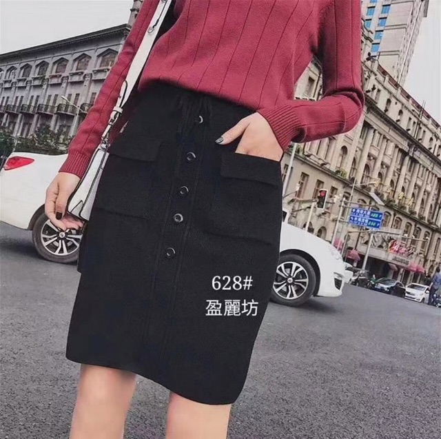 Chân váy len dáng dài. Khuy giữa có túi