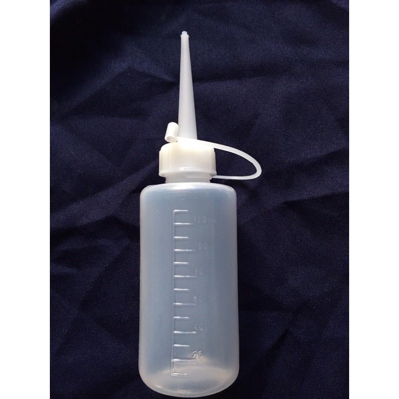 Bình châm dầu nhớt 120ml loại nhựa trắng tốt. và loại đầu ra bằng kim loại..
