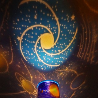 ĐÈN CHIẾU SAO VŨ TRỤ (TẶNG KÈM 3 PIN AA)