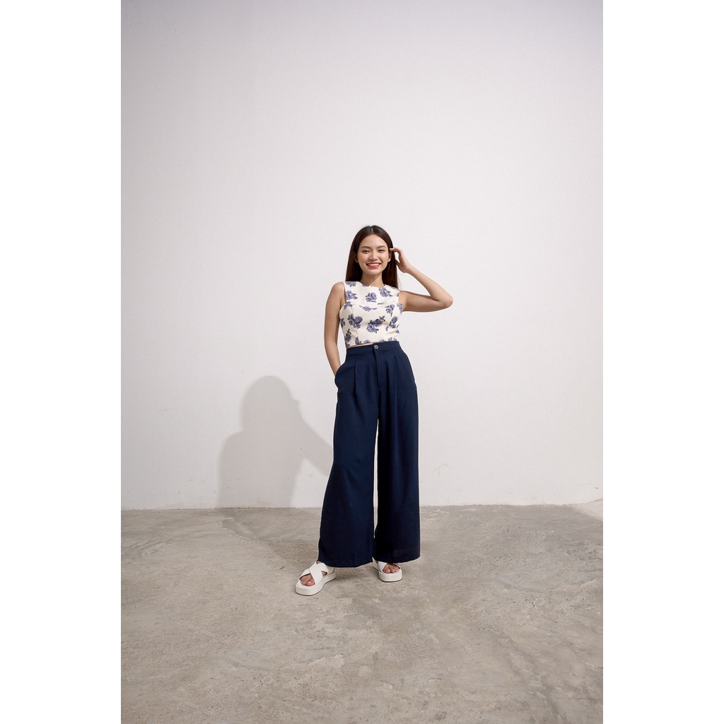 Áo croptop Maybi ôm kaki in hoa xanh nền trắng không tay