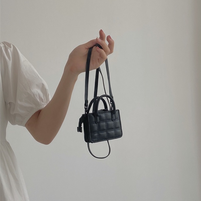 Túi đeo chéo mini bag siêu nhỏ chất liệu da trần trám kèm quai xách xinh xắn