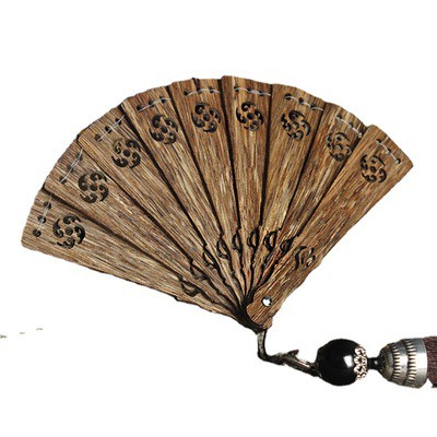 Quạt trầm hương treo xe ô tô làm từ sánh trầm hương, vật phẩm phong thủy đem lại bình an, may mắn cho gia chủ