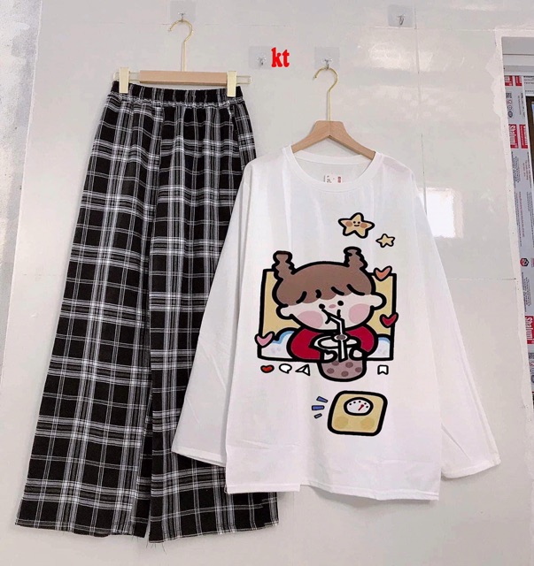Set bộ áo thun dài tay cô gái uống trà sữa + quần kẻ ống suông rộng