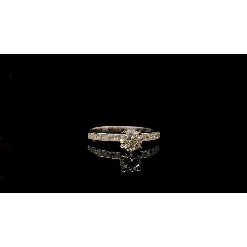 Nhẫn FULL Mossanite: Chủ Moissanite 4,5-5,0-5,4ly + Tấm Moissanite vuông; trắng nước D, kiểmđịnh GRA; Bạc 925 mạ bạchkim