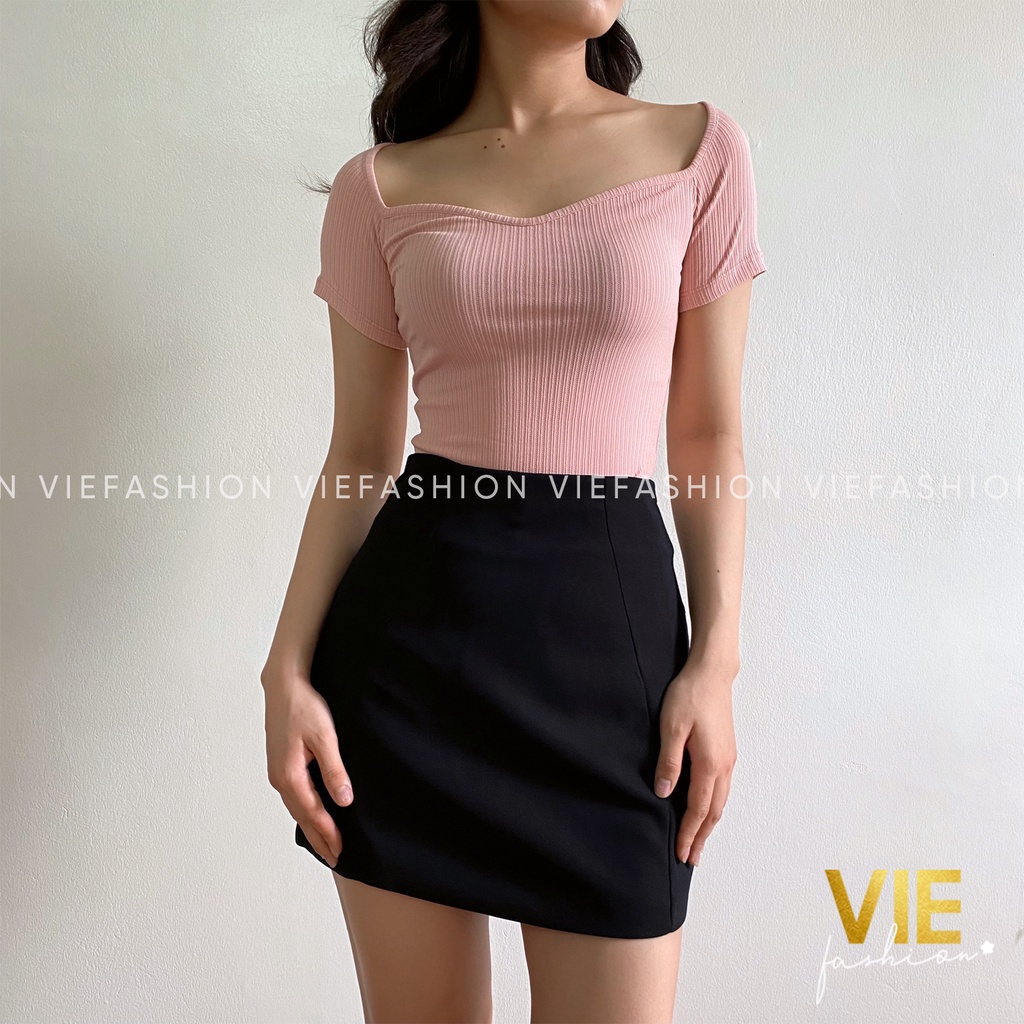 Chân váy ngắn công sở chữ A, có lót quần bên trong. Chất vải chéo giữ phom tốt, không bai xù. VIE fashion 2206-01
