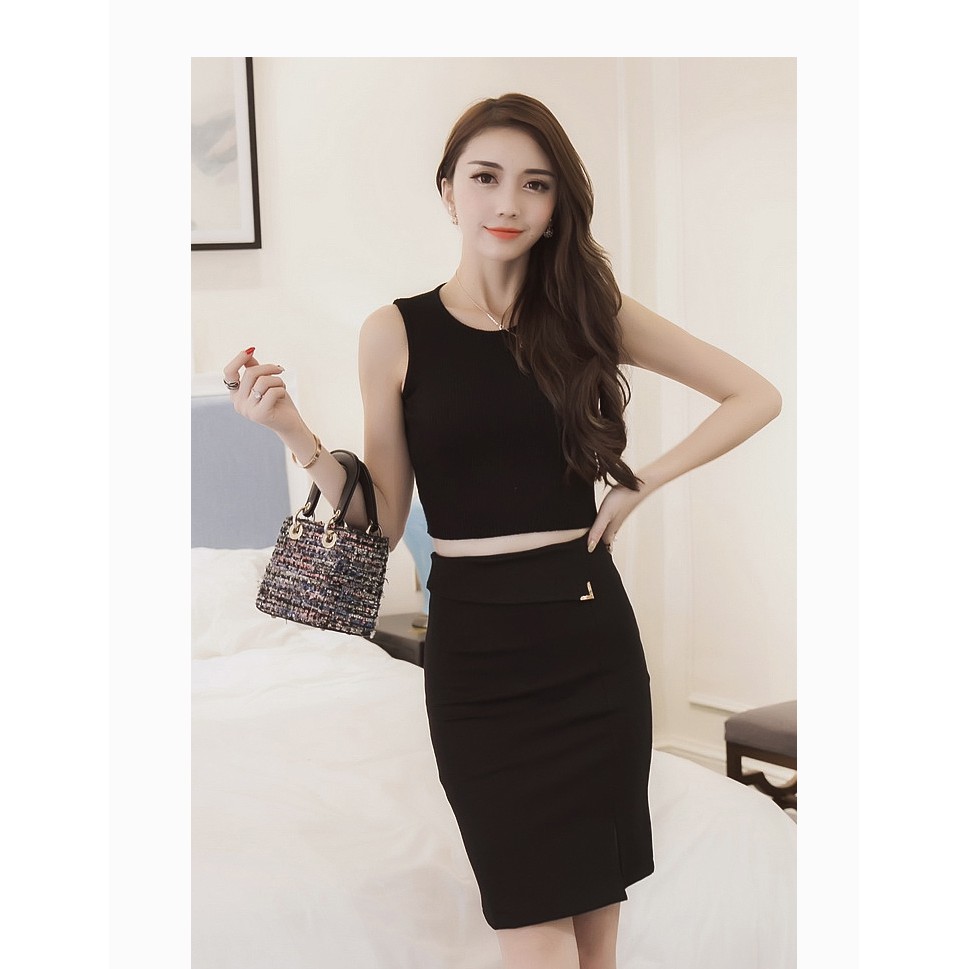 CHÂN VÁY XẺ TRƯỚC NGẮN TRÊN GỐI PHỐI PHỤ KIỆN