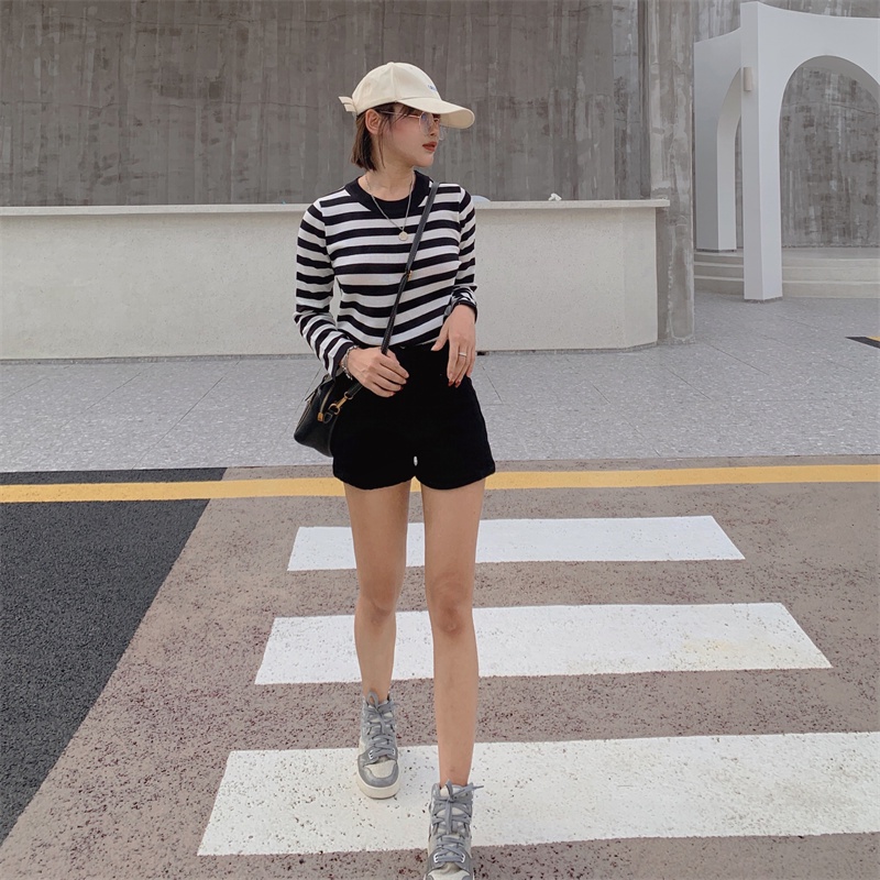 Áo len dáng rộng họa tiết kẻ sọc ngang phong cách mới cho nữ