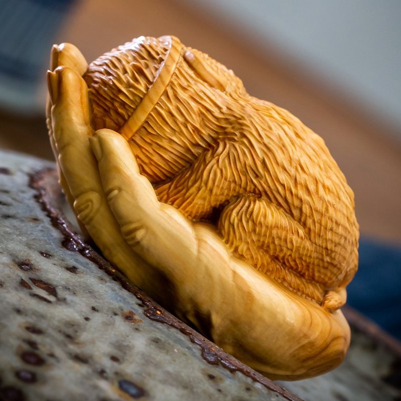 Chạm khắc gỗ cầm tay miếng gỗ lá màu vàng dương khắc hoàng đạo động vật khỉ trong lòng bàn tay khỉ ban đầu nam giới di c