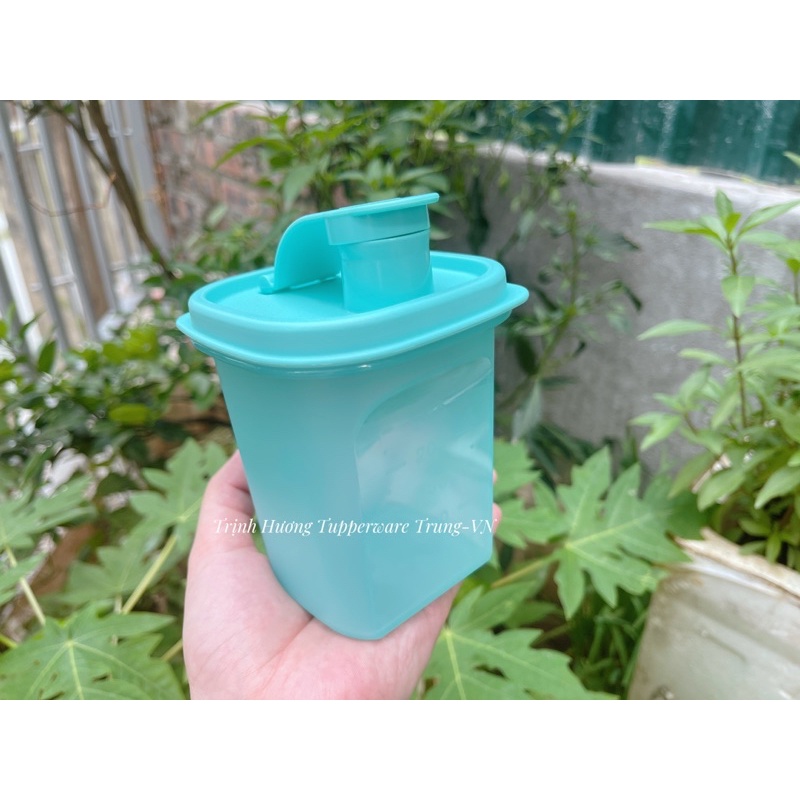 Bình đựng nước slim TUPPERWARE 350ml có thể để ở cánh tủ lạnh