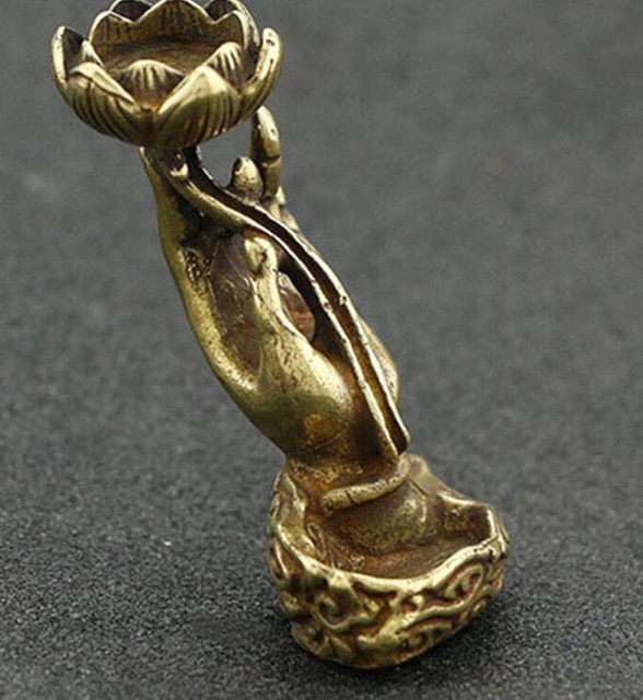 Đế cắm trầm Tay Phật cầm hoa sen bằng đồng cao 57mm