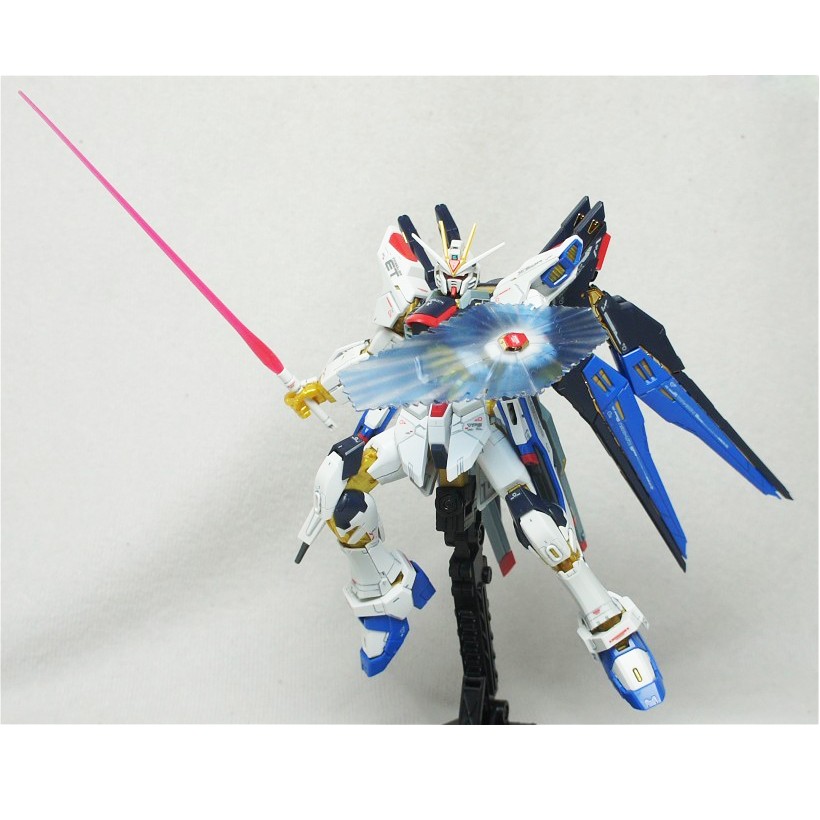 Mô Hình Gundam Bandai RG 14 Strike Freedom Gundam 1/144 SEED Destiny