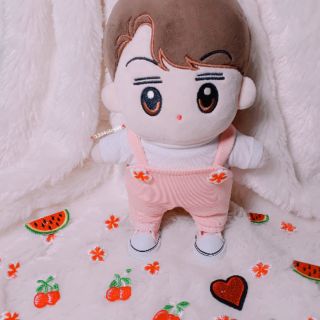 Quần yếm lẽ cho Doll 20cm. Chất liệu dầy dặn . Nhiều màu sắc ( hồng sen; xanh lá ; cam; đỏ; hồng da). Nhiều Sticker đẹp