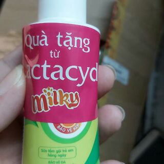 Sữa tắm gội Lactacyd Milky 250ml