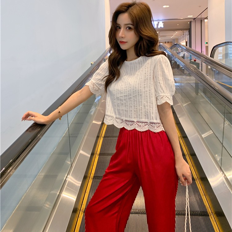 Set Thời Trang Nữ Quần Đỏ Eo Chun Và Áo Sơ Mi Trắng Tay Lỡ - Bộ Đồ Dạo Phố Quần Dài Ống Rộng Và Áo Viền Sọc Phong Cách