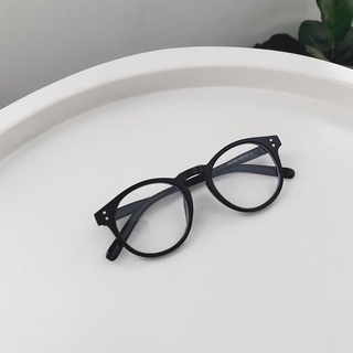 Kính viền dày, cứng cáp, có lắp cận