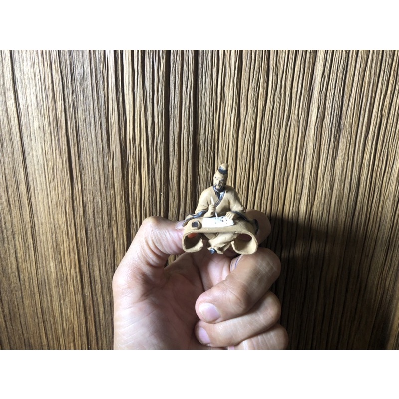 Tượng gốm : Khổng Minh viết chữ. — Kích thước cao: 4cm-ngang: 4cm-sâu: 2.5cm.