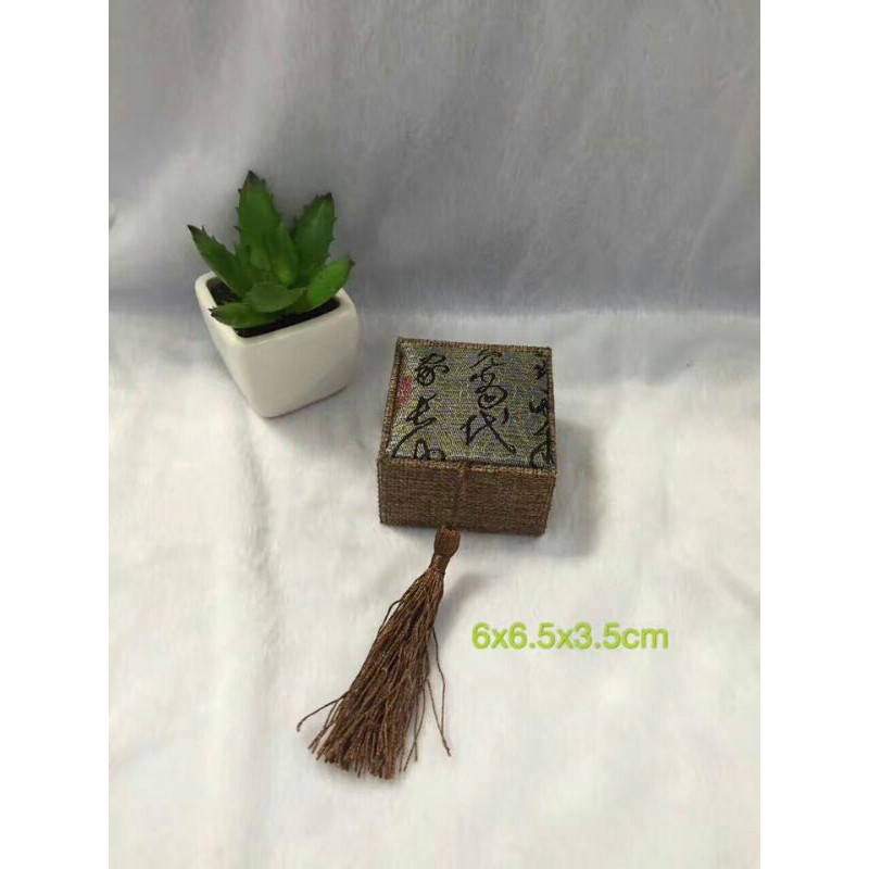 Hộp Gấm Đựng Nhẫn KT 6x6cm Tua Nâu Siêu Xinh