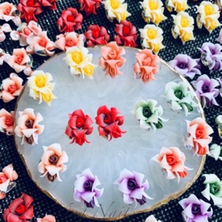 Hoa hồng kép ôm đá sắc sảo