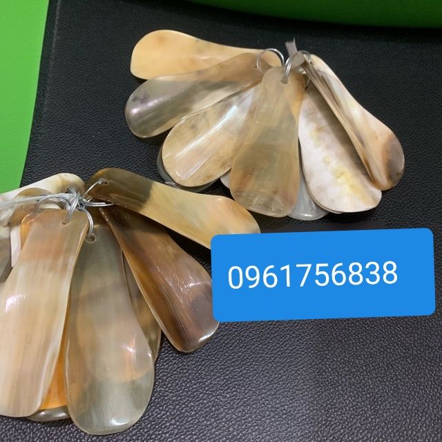 Đón gót giày  được làm từ sừng bò tạo thành móc chìa khóa tiện lợi khi sử dụng