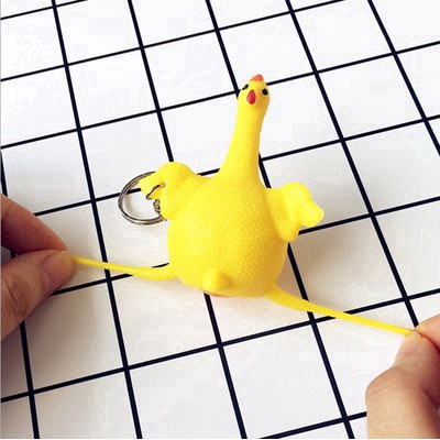 Đồ chơi kiêm móc khóa hình con gà bóp tay đẻ trứng hài hước