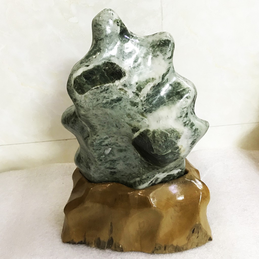 Cây đá để bàn ngọc tự nhiên màu xanh đen bóng cho người mệnh Hỏa và Mộc nặng 4 kg cao 30 rộng 19 cm