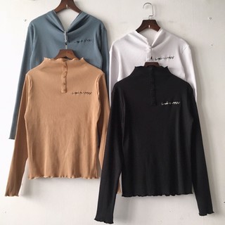 Áo thun gân dài tay, cổ nút, thêu ngực