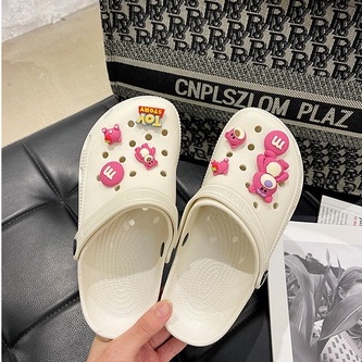 Dép cross hình họa gấu PUD hồng 2 black color trắng khuyến mãi kèm theo 12 jibitz cross